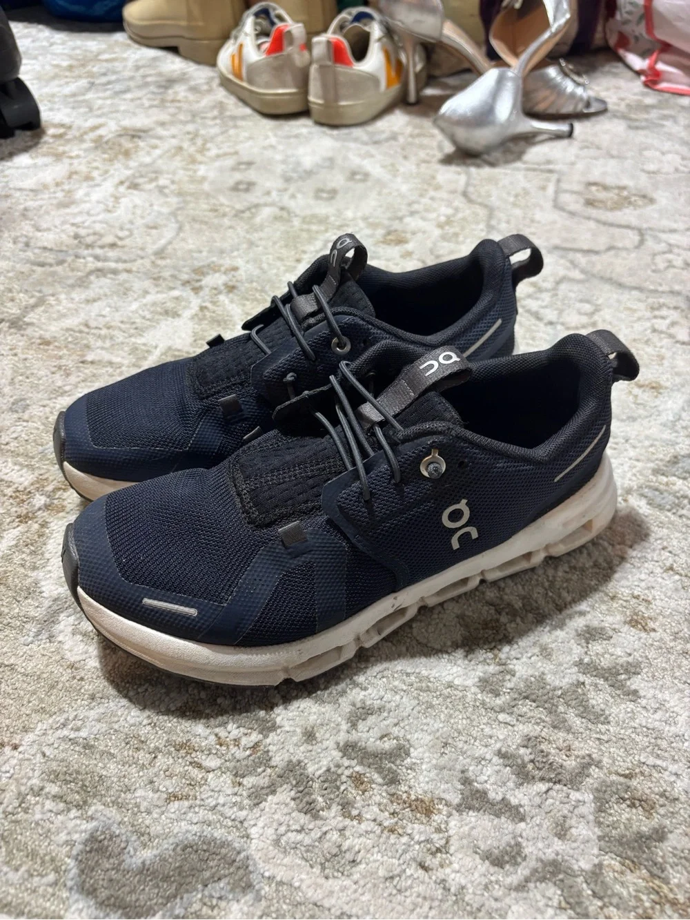 On Running Cloud kids boys Running Shoes - Navy/White size 3.5 youth